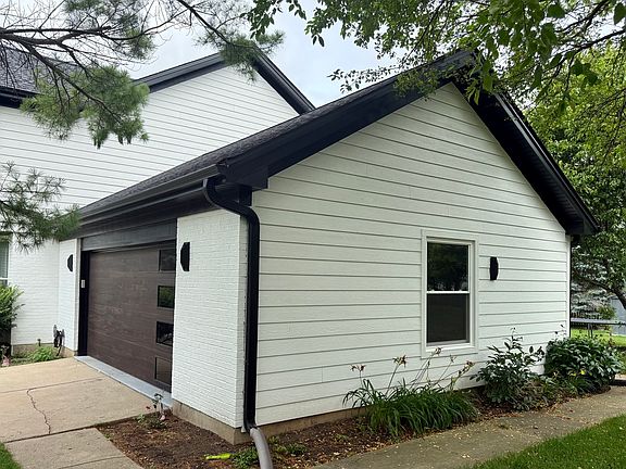3rd image of 1127 Yorkshire Ave