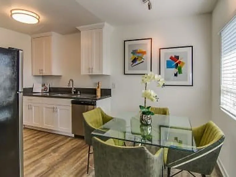 570 N Los Robles Ave — Photo 15