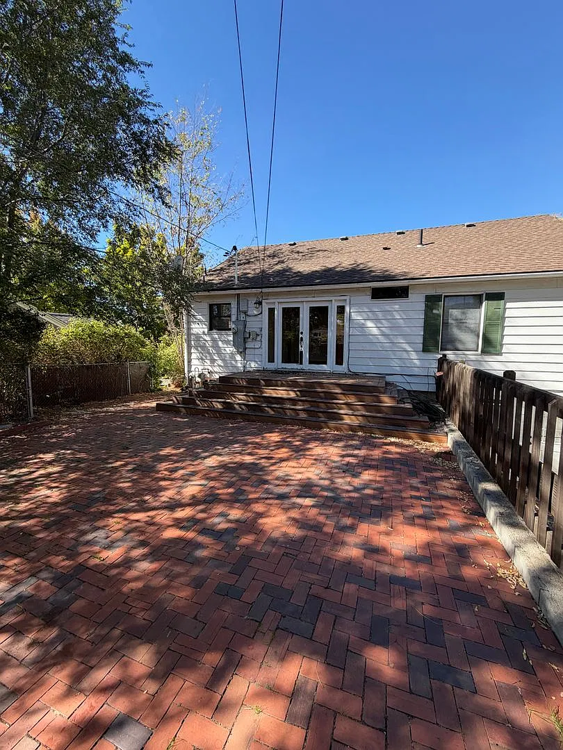 Pet friendly, Spacious 4 Bedroom, 2 Bathroom Home — Photo 2