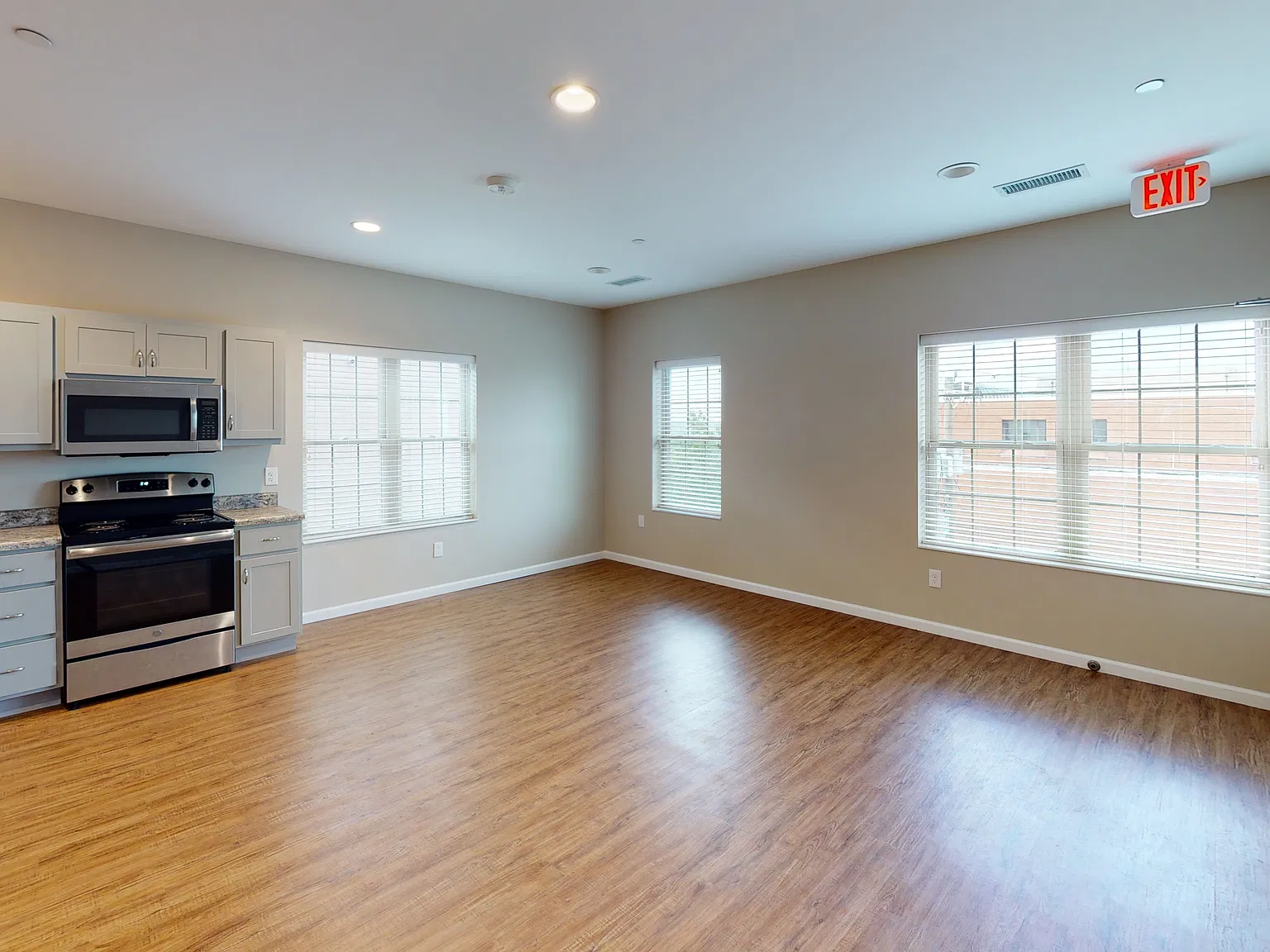 5 bed, 1520 sqft, $4,500 — Photo 2
