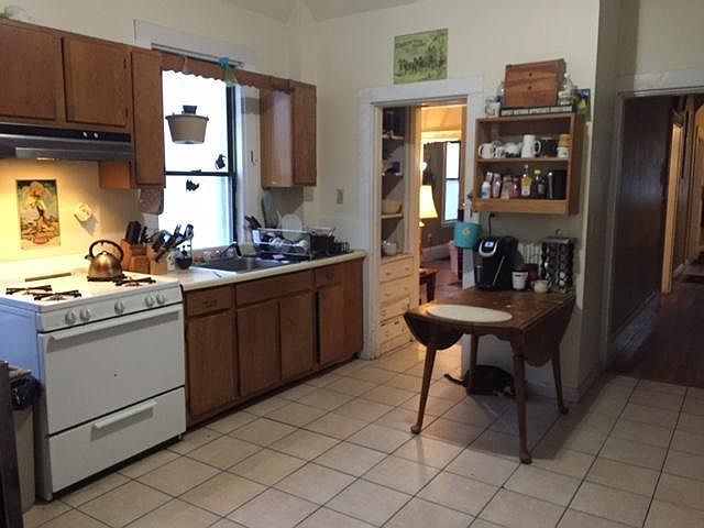 2nd image of 24 Saunders St
