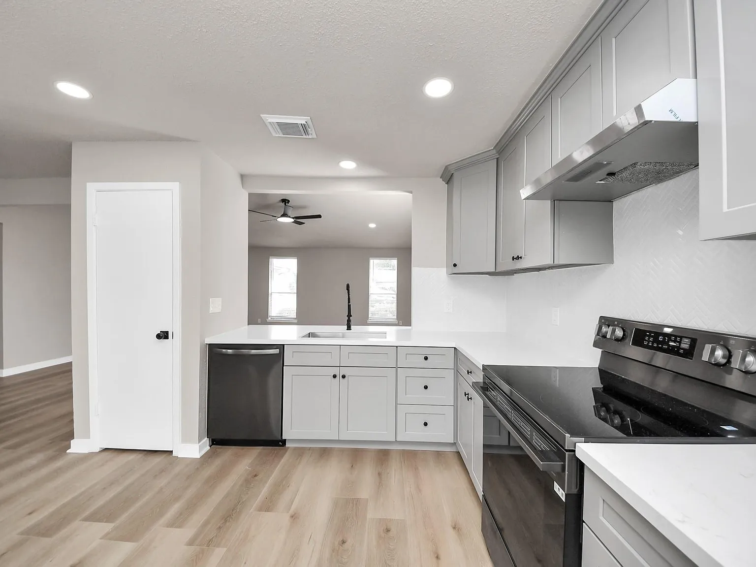 3 bed, 2.0 bath, 1472 sqft, $2,050 — Photo 4