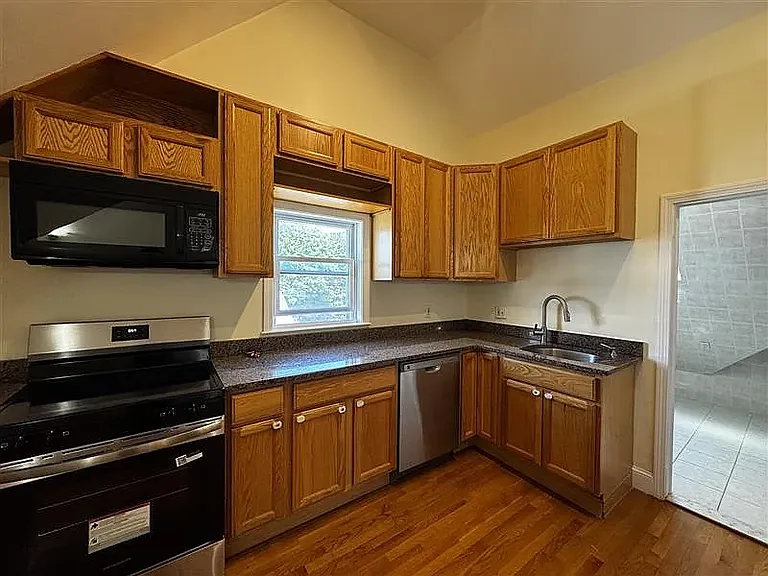 30 Hume Ave — Photo 1