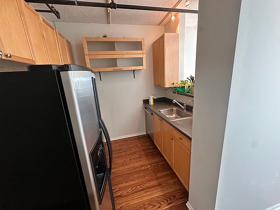 3rd image of 700 W Van Buren St APT 1406