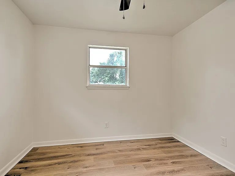 718 W G St — Photo 25