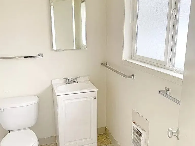 810 NW 23rd St — Photo 11