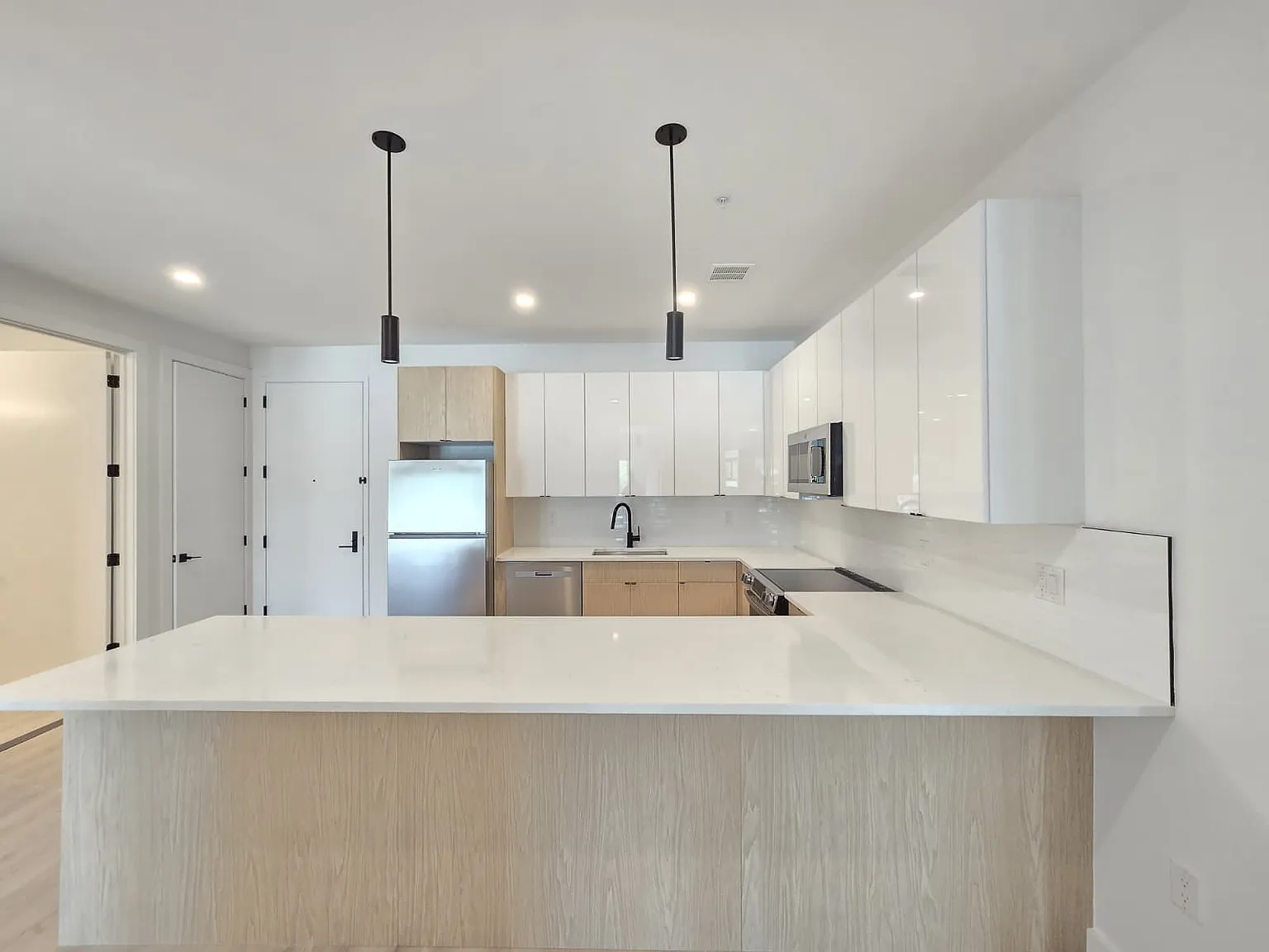 2 bed, 909 sqft, $2,850 — Photo 1