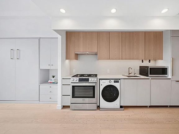 5th image of 3 Court Sq APT 523