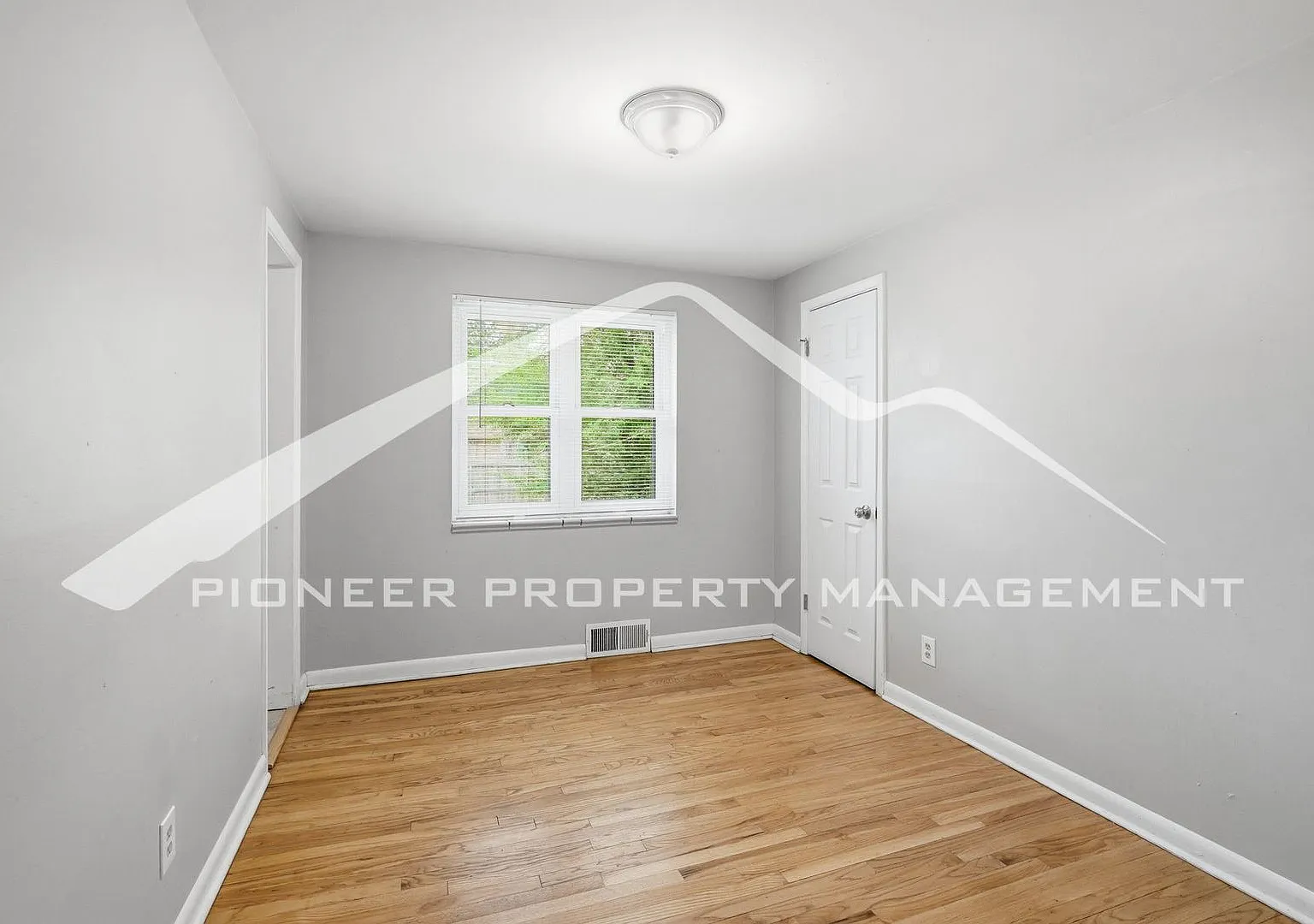 Spacious Home with Washer/Dryer and Fenced Yard — Photo 4