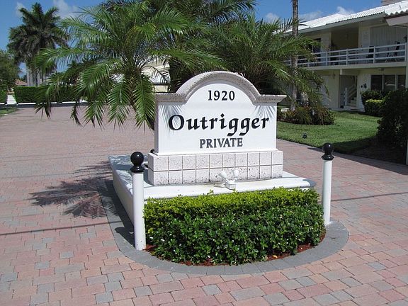 Entrance across from Beach