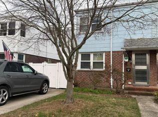 6704 215th St, Oakland Gardens, NY 11364