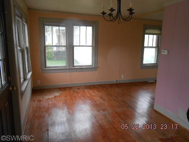 2nd image of 206 S Elm St