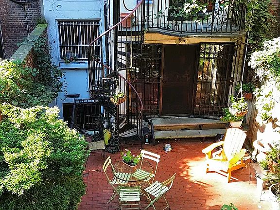 4th image of 129 W 70th St #1