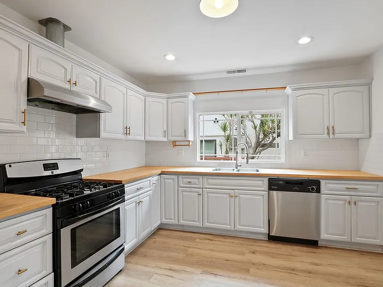 2435 Houston St — Photo 12