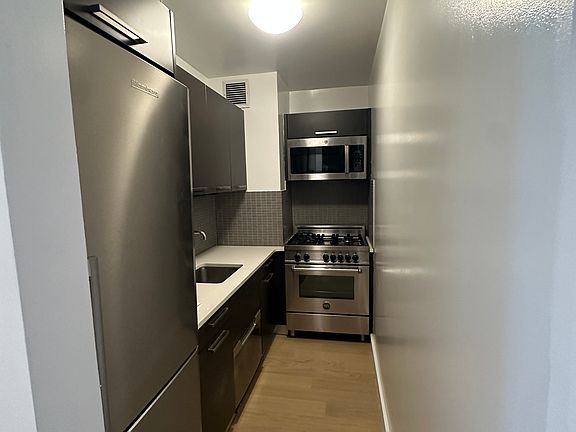 5th image of 222 E 39th St APT 23E