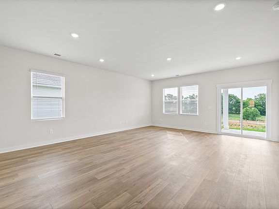 4th image of 319 Lacewing Ln