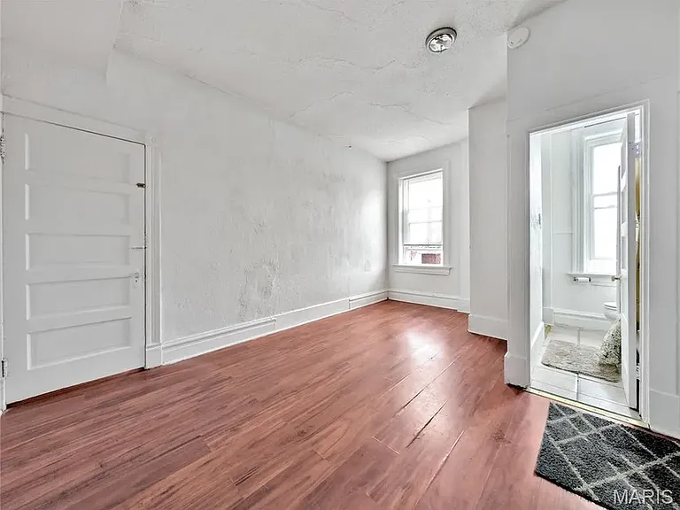 5913 S Broadway — Photo 11