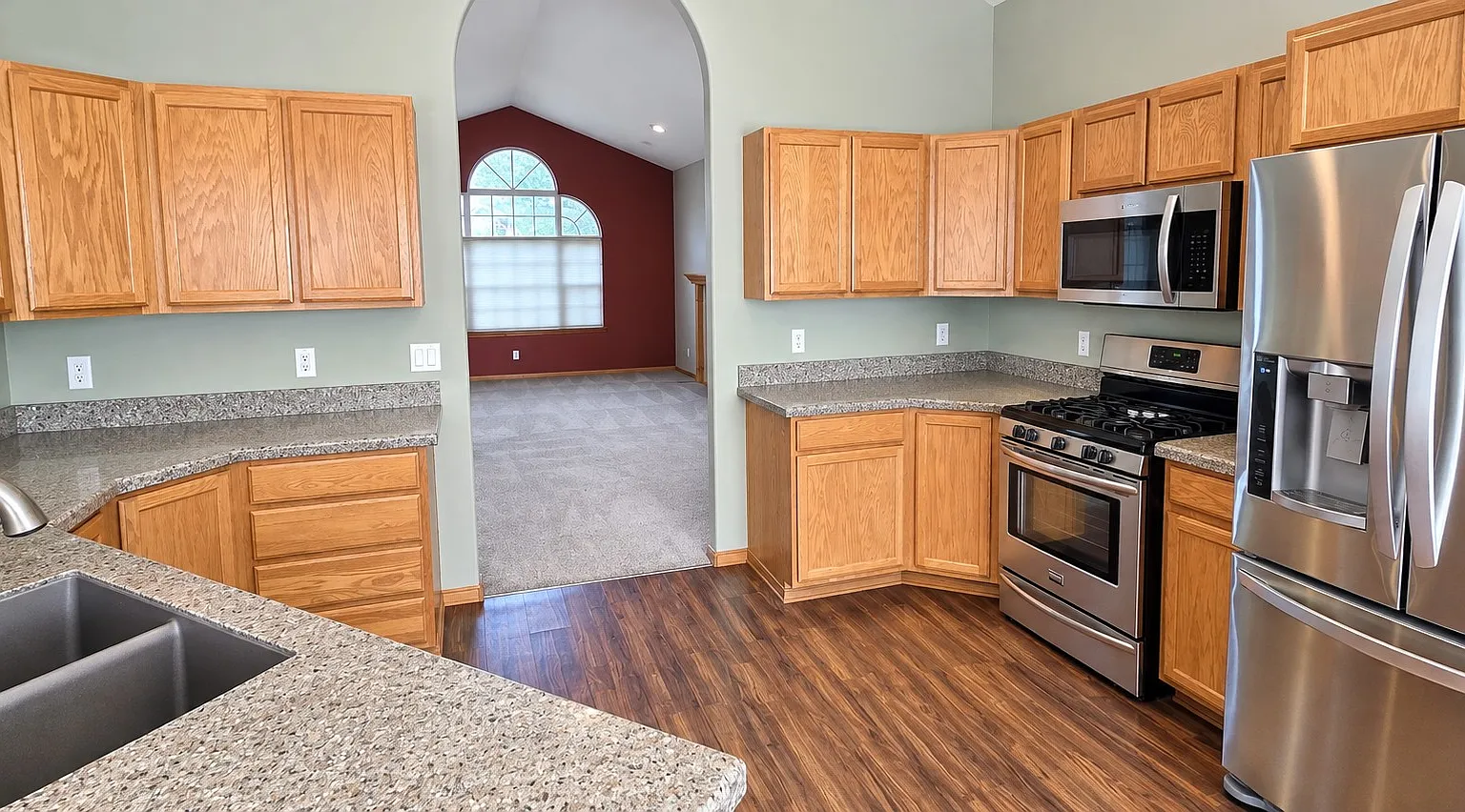 3 bed, 1954 sqft, $2,800 — Photo 2