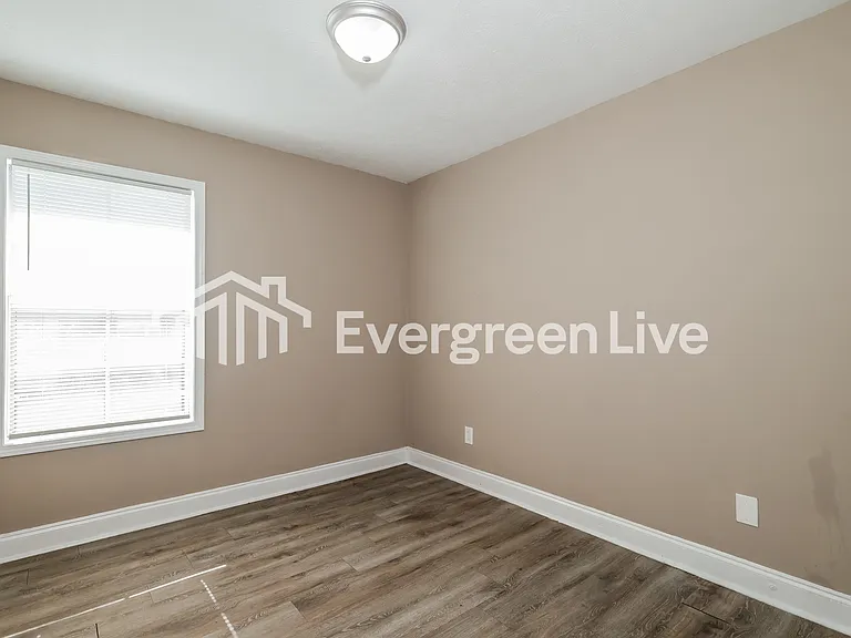 121 Davis Ave — Photo 11