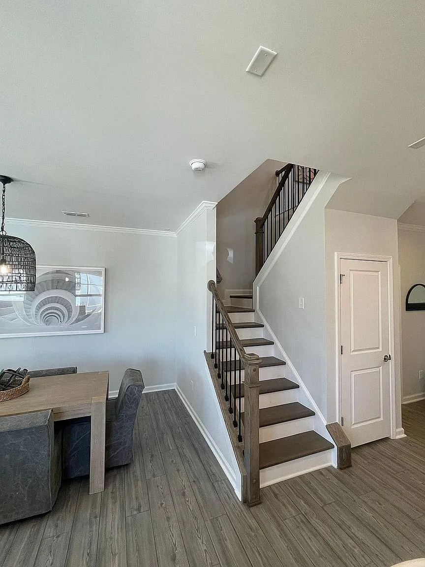 3 bed, 1938 sqft, $2,350 — Photo 2