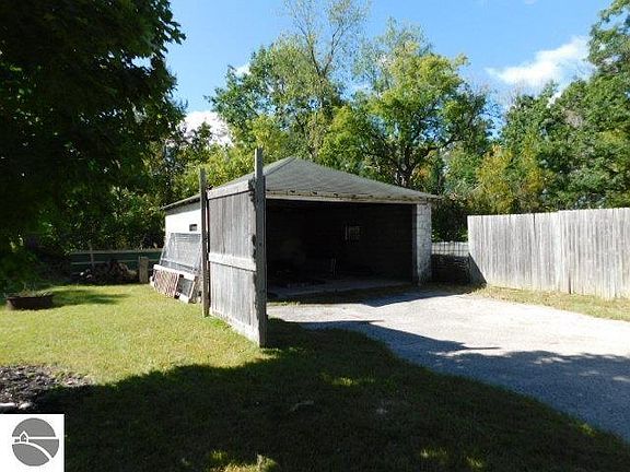 3rd image of 208 Elsie St