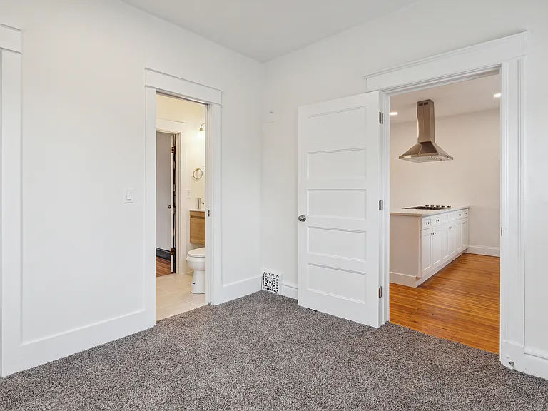 Lincoln Park Apartments — Photo 9