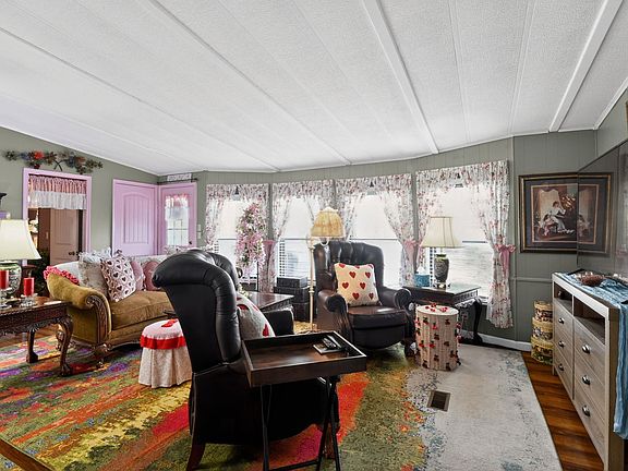 5th image of 35 Breakwater Pl N