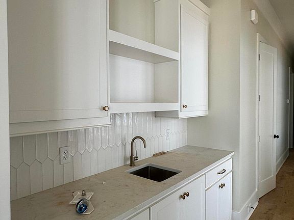 3rd image of 137 Water St