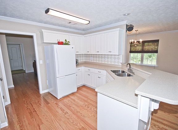 4th image of 2041 Gardenview Dr