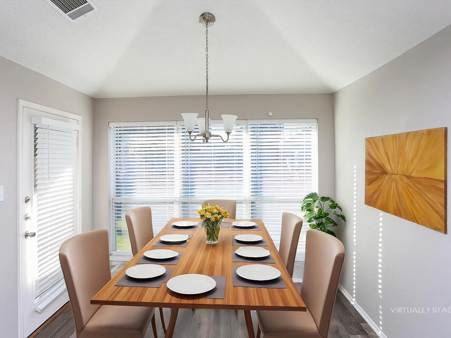 3 bed, 2.0 bath, 1647 sqft, $2,070 — Photo 3