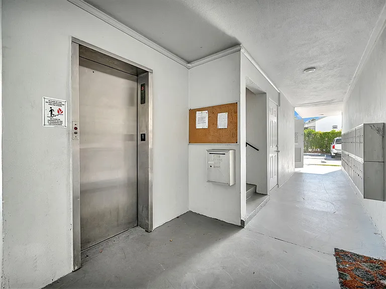 400 SE 10th St #303 — Photo 22