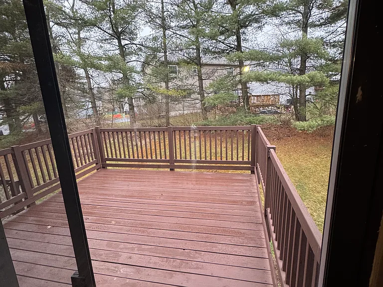 211 Parkwood Dr — Photo 2