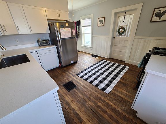 4th image of 90 Prospect St
