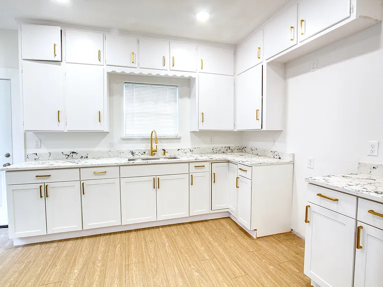 Light and bright kitchen, granite counters, plenty of storage and counter space.