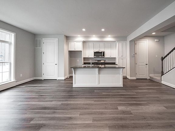 5th image of 319 Parade St