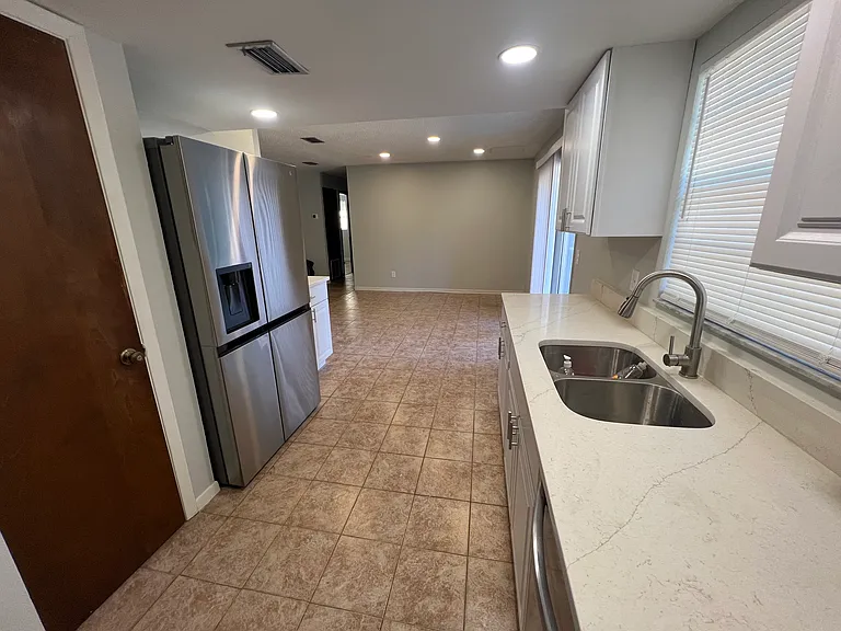 817 W Florence Ave — Photo 9
