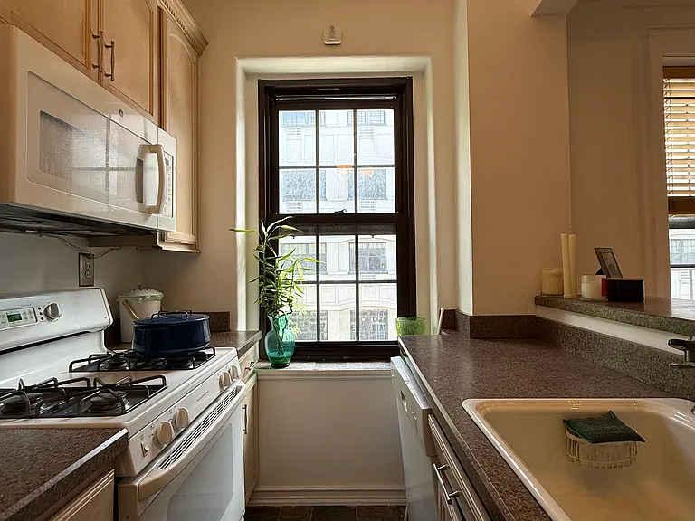 114 Clinton St #4D — Photo 10