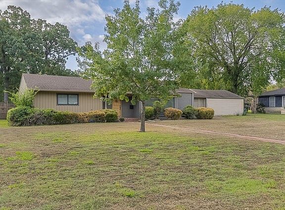 2nd image of 1405 Oaklawn Dr