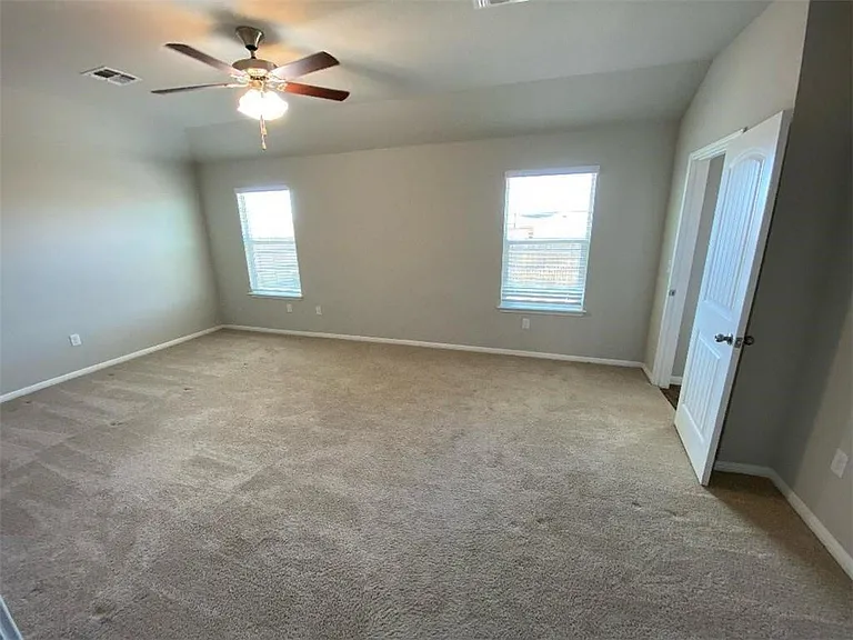 10708 Seguin St — Photo 15