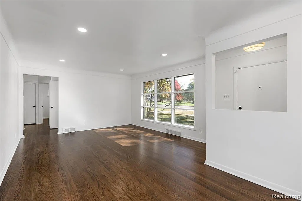 3 bed, 1.5 bath, 2290 sqft, $2,950 — Photo 2