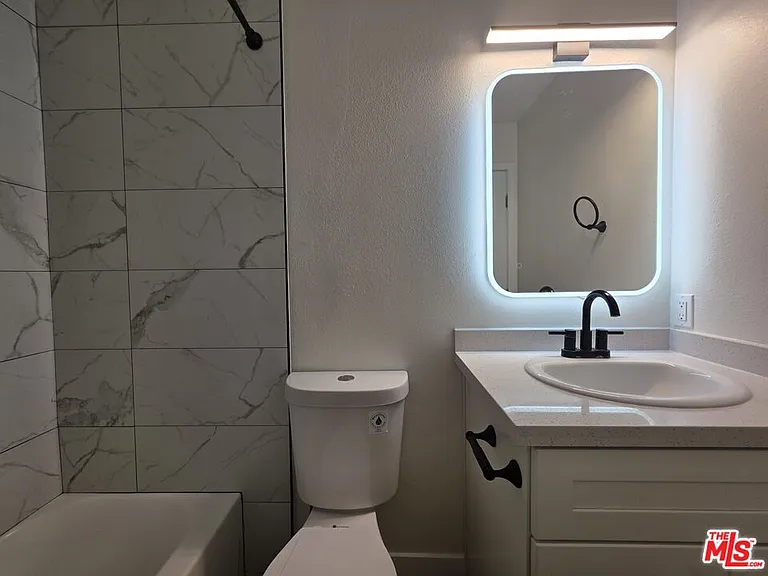 535 W 4th St #110 — Photo 33