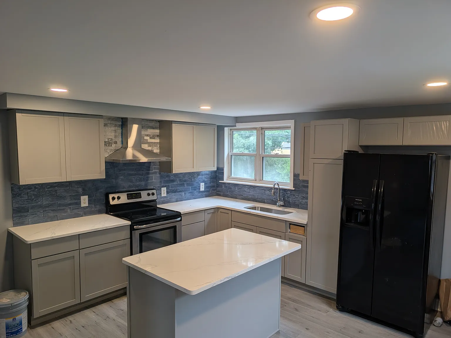 39 Madison Dr — Photo 2