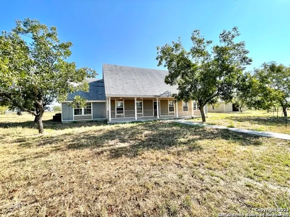 399 CR 678 E, Natalia, TX 78059