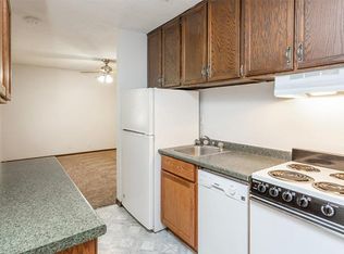 1317 Oakland Rd NE, Cedar Rapids, IA 52402