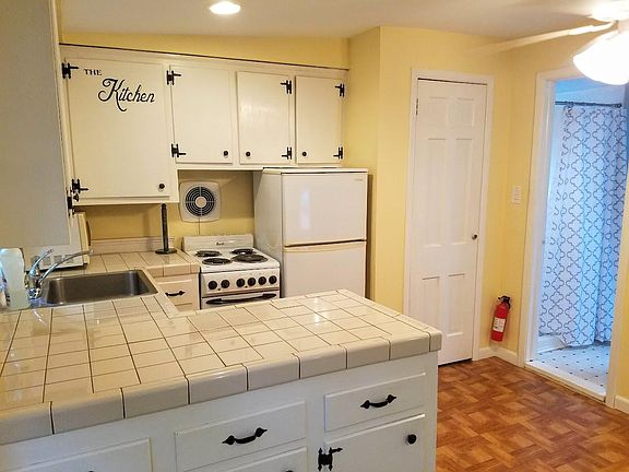 3rd image of 38 Meadowbrook Dr Floor 2