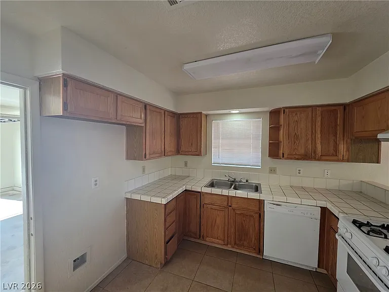 4801 Fiesta Lakes St — Photo 24