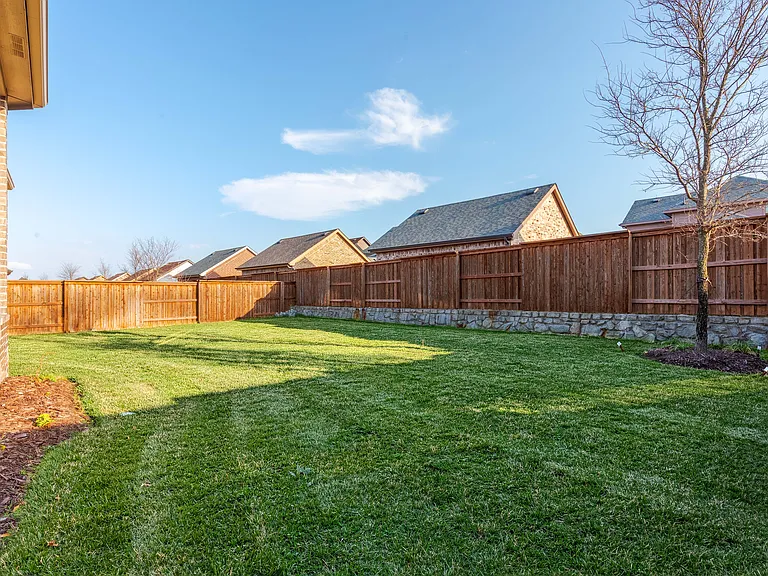 1829 Leo Dr — Photo 32