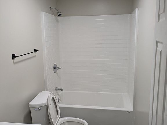 5th image of 472 Dianne Dr