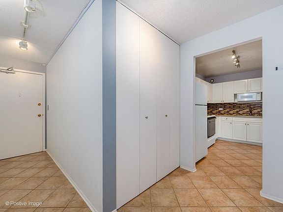 4th image of 70 W Huron St APT 605