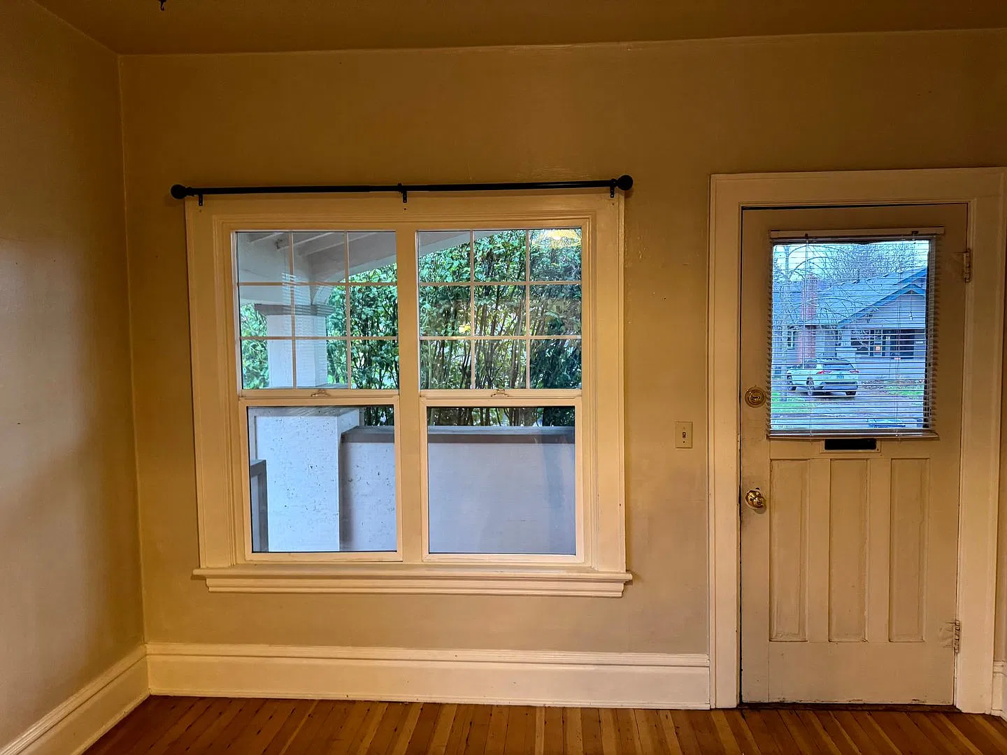Great 2 Bedroom Bungalow Near Downtown and Campus — Photo 3